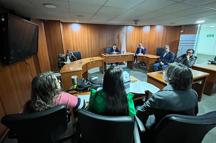 Funcionarios de la Contraloría de Bogotá y la Uaesp en mesa de trabajo